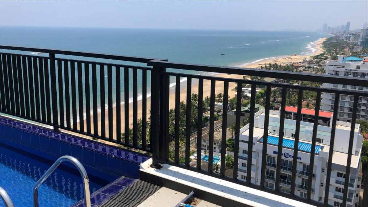 Sea Breeze, New 3 Bedroom Beach Front Apartment