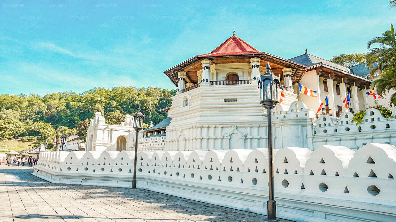 Temple of the Sacred Tooth Relic Entrébillet